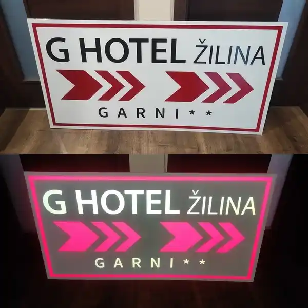 Svetelná reklamná tabuľa G Hotel Žilina – cez deň a podsvietená v noci
